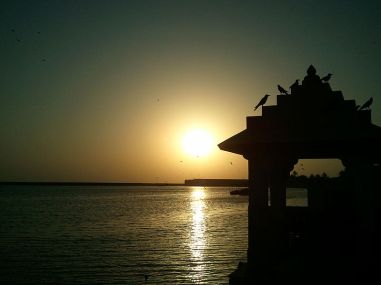 800px-gita_mandir_on_triveni_ghat_near_somnath_temple_gujrat